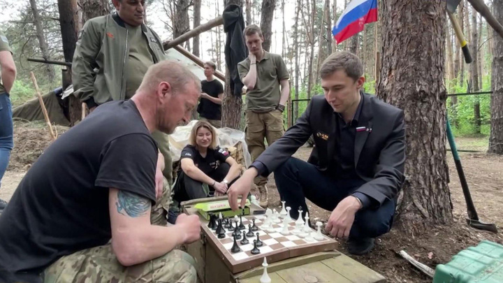 Гроссмейстер Сергей Карякин сыграл в шахматы с бойцами СВО