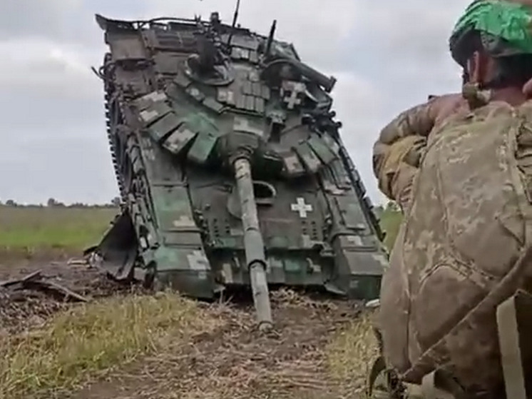 После удара «Ланцета» украинский танк смял MaxxPro
