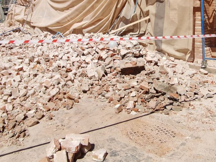 При обрушении стены здания на Ботанической улице в Москве погиб человек