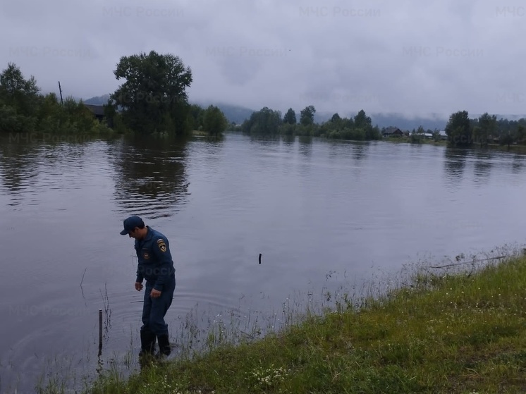 Спасатели вывезли из зоны подтопления в Иркутской области более 120 человек