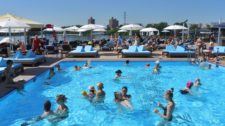 В каждом районе столицы появятся открытые бассейны с подогревом