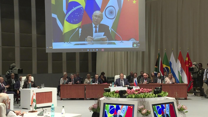 Лавров: речи о введении единой валюты БРИКС не идет