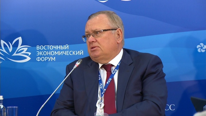 Глава ВТБ Андрей Костин предложил ввести лимит на вывод рублей из России