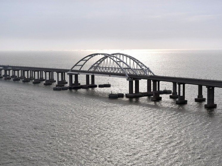 Приостановлено движение на Крымском мосту
