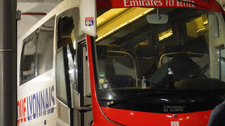 Девять футбольных фанатов задержаны после атаки автобуса "Лиона"