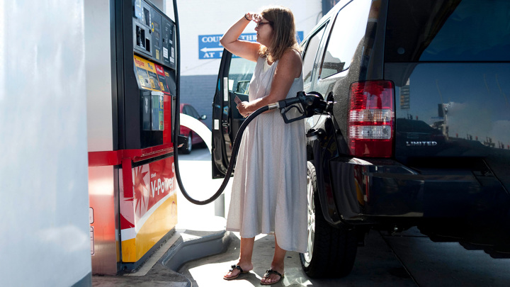 СМИ: рейтинг Байдена снизится из-за роста цен на бензин в США