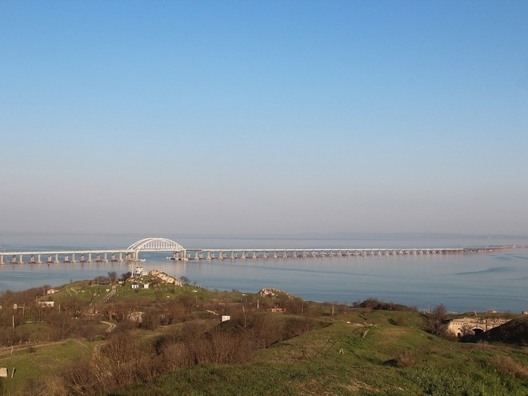 Движение на Крымском мосту остановлено