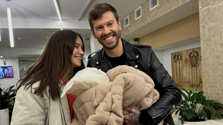 Федор Смолов подарил жене роскошный автомобиль