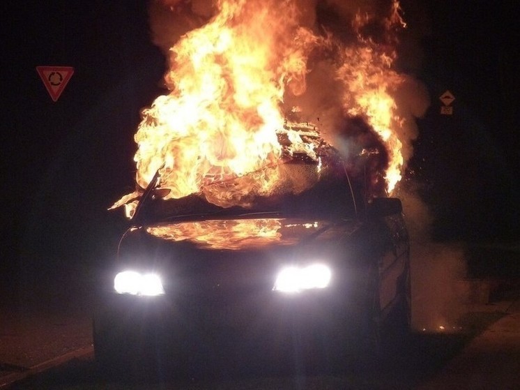 Россиянин сжег автомобиль соседа, облившего его водой из лужи