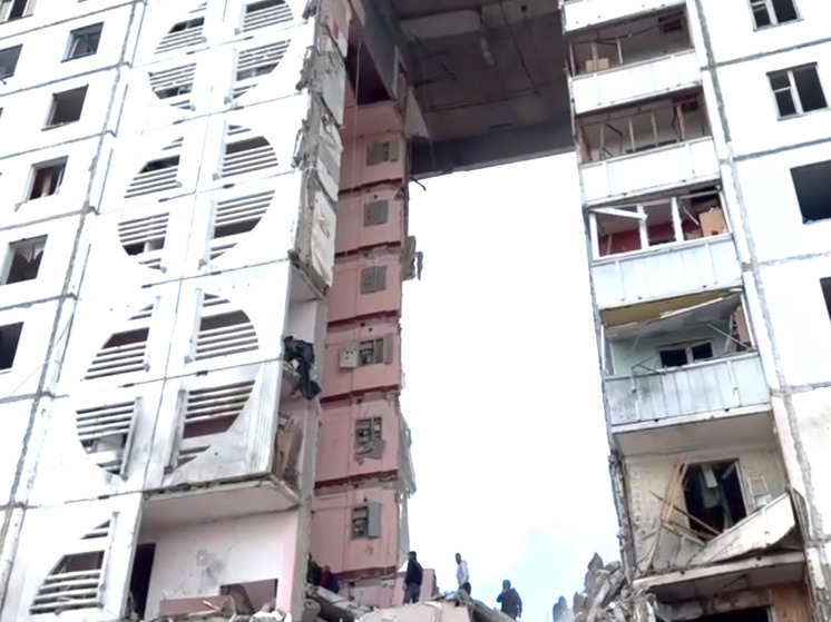 SHOT: супруги с тремя детьми могут находиться под завалами подъезда в Белгороде