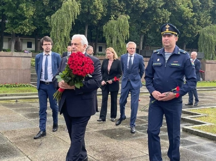 Сотрудники посольства РФ возложили цветы к воинскому мемориалу в Берлине