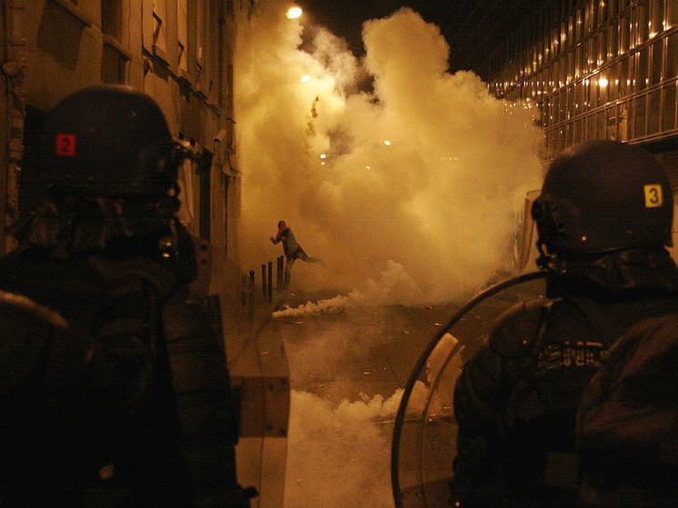Полиция Парижа начала применять слезоточивый газ для разгона радикалов