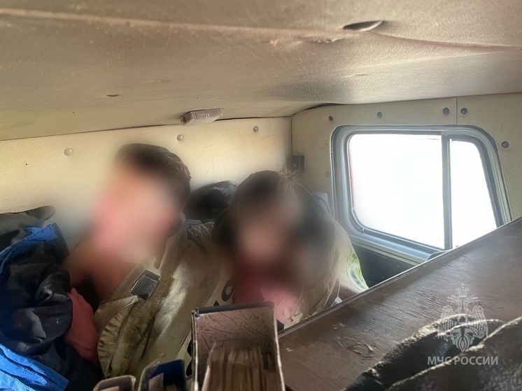 Два российских подростка чуть не погибли подо льдом