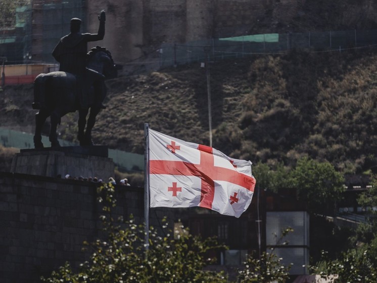 Россиян попросили не показываться в людных местах в Грузии