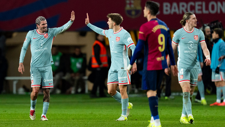 "Атлетико" выиграл у "Барселоны" и стал лидером чемпионата Испании по футболу - Новости на Вести.ru