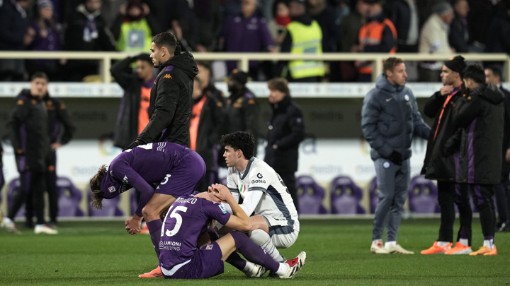 Футболист "Фиорентины" потерял сознание во время матча с "Интером" - Новости на Вести.ru