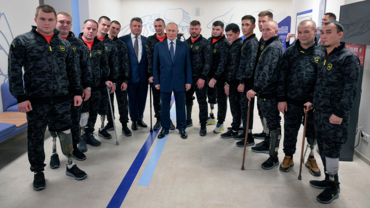 Путин сравнил с Ильей Муромцем бойца на реабилитации, который жмет 150 кг - Новости на Вести.ru