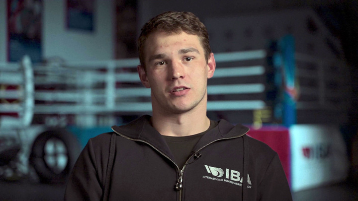 Боксер Петровский: в детстве меня ставили у зеркала и заставляли бить отражение - Новости на Вести.ru