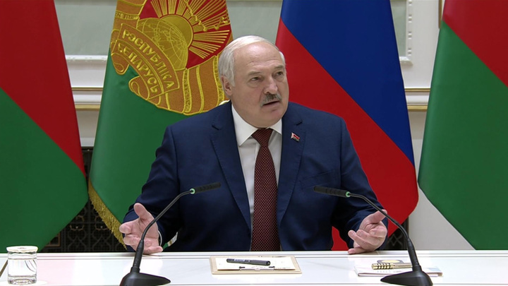 Лукашенко: игнорирование санкций спасло Белоруссию от обвала экономики - Новости на Вести.ru