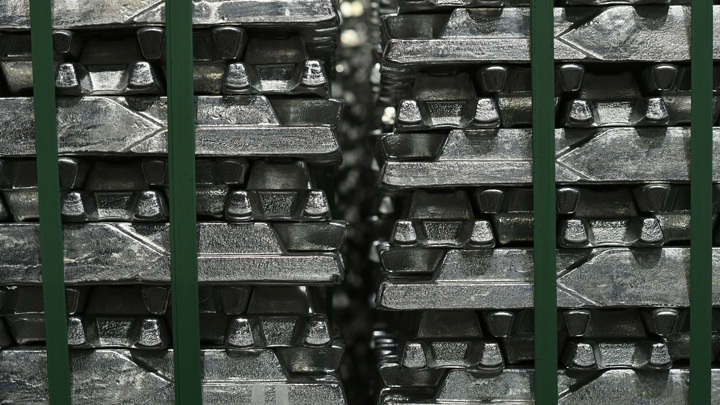 Песков: санкции ЕС против алюминия из РФ могут дестабилизировать этот рынок - Новости на Вести.ru