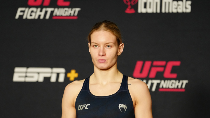 Спортсменка ММА Дудакова ударила своего тренера после поражения на турнире UFC - Новости на Вести.ru