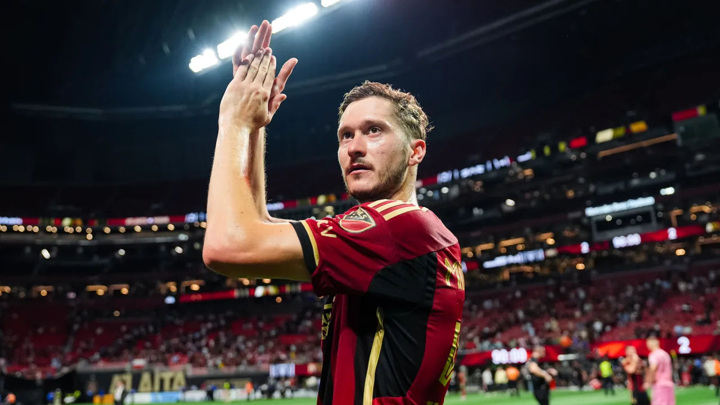 Миранчук и Месси снялись в промо-ролике МЛС, который снял Apple - Новости на Вести.ru