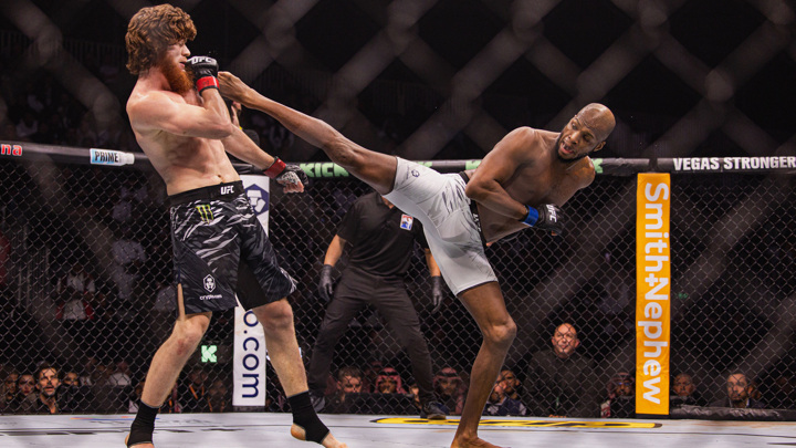 Шара Буллет потерпел первое поражение в UFC в поединке с британцем Пейджем - Новости на Вести.ru