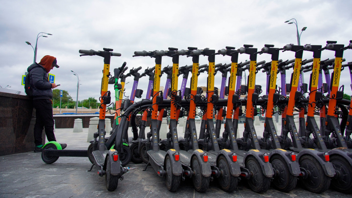 Верификация на mos.ru для аренды электросамоката позволит легко найти нарушителя - Новости на Вести.ru