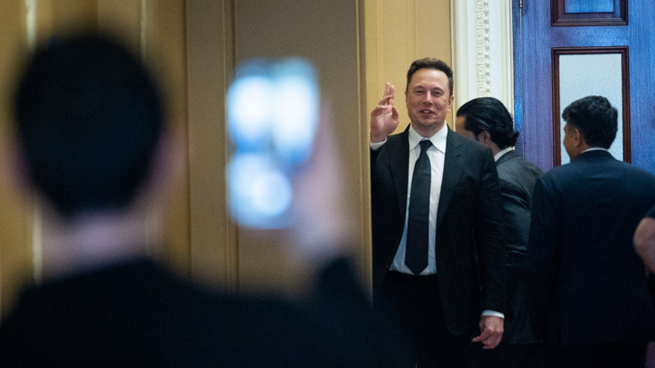 NBC: окружение Трампа сомневается, стоит ли Маску так часто давать интервью - Новости на Вести.ru