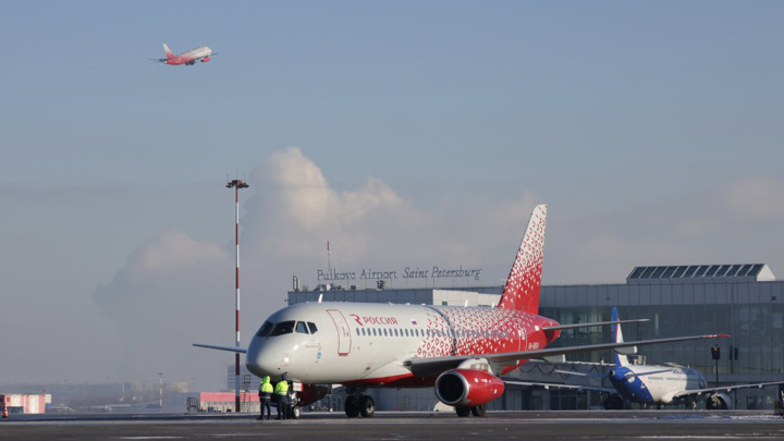 У летевшего из Ставрополя в Санкт-Петербург самолета треснуло лобовое стекло - Новости на Вести.ru