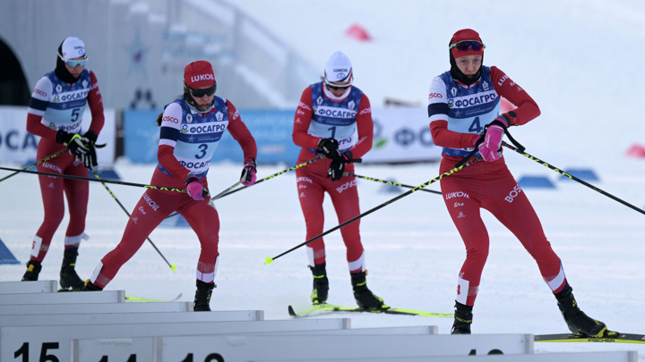 В женском марафоне на чемпионате России по лыжам случился массовый завал - Новости на Вести.ru