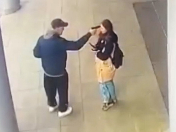 Петербуржец приставил пистолет ко лбу девушки за отказ выпить с ним пива