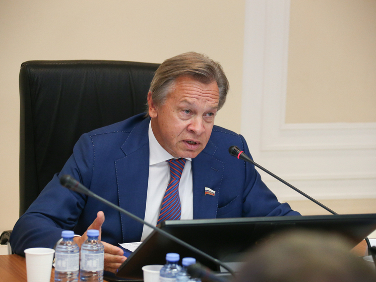 Сенатор Пушков заявил, что президент Франции делает вид, что он поддерживает Трампа