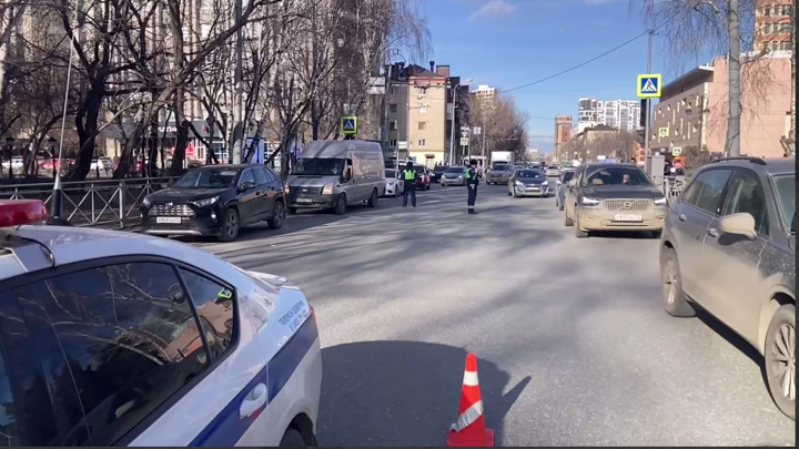 В Тюмени под автобусом треснул асфальт - Новости на Вести.ru