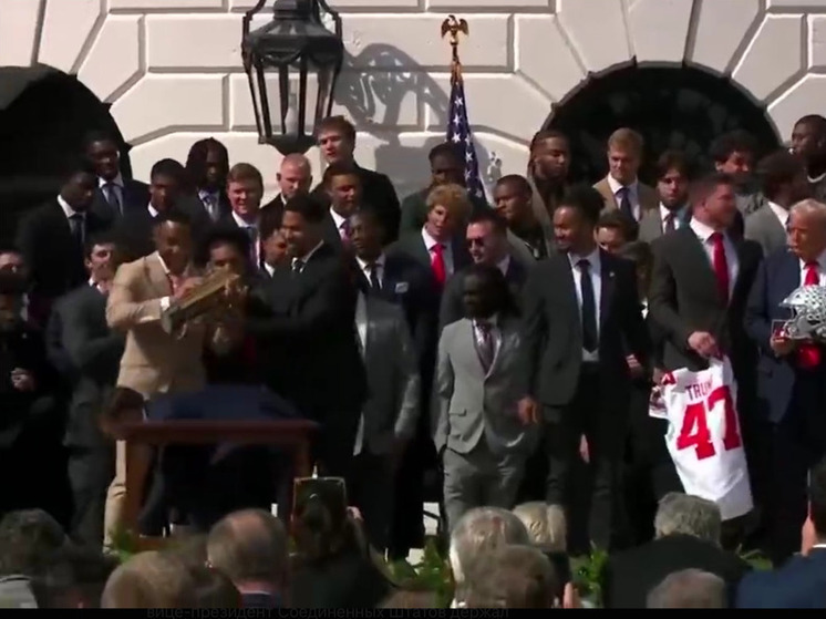 Вице-президент США сломал чемпионский кубок по американскому футболу среди студентов