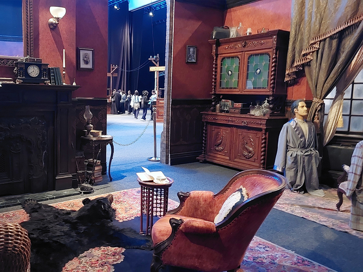 На выставке &laquo;Шерлок Холмс&raquo; в Шардже зрители погружаются в мир многочисленных экранизаций