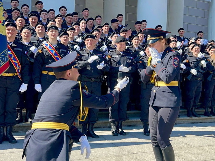 Она сказала &laquo;Да&raquo;: петербургский полицейский-кавалерист сделал предложение избраннице
