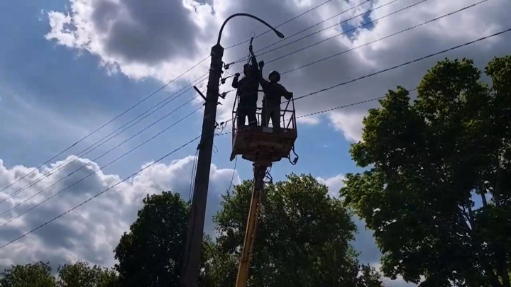 Более 20 населенных пунктов Псковского района остались без света из-за ливней - Новости на Вести.ru