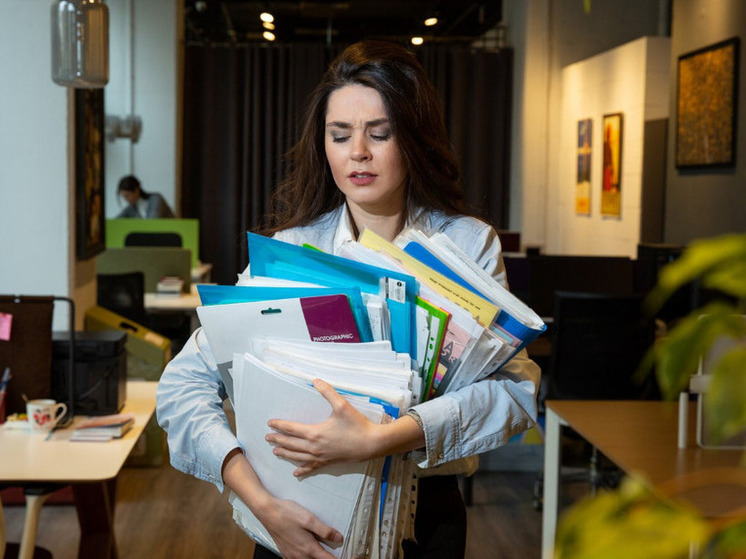 Экономист объяснила стремление россиян к переработкам