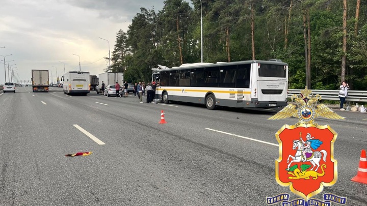 СК возбудил дело после столкновения автобуса и грузовика в Подмосковье - Новости на Вести.ru