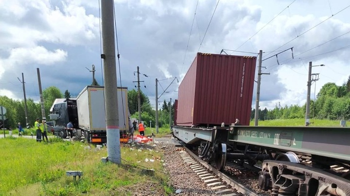 В Ярославской области поезд сбил фуру на переезде - Новости на Вести.ru