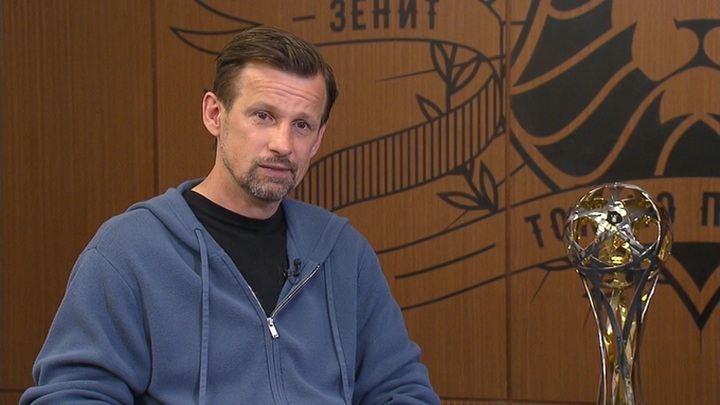 Главный тренер "Зенита" Семак помог спасти человека с эпилепсией на улице - Новости на Вести.ru