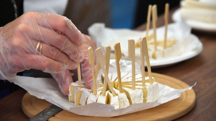 Роскачество обнаружило кишечную палочку в сыре бри с белой плесенью - Новости на Вести.ru