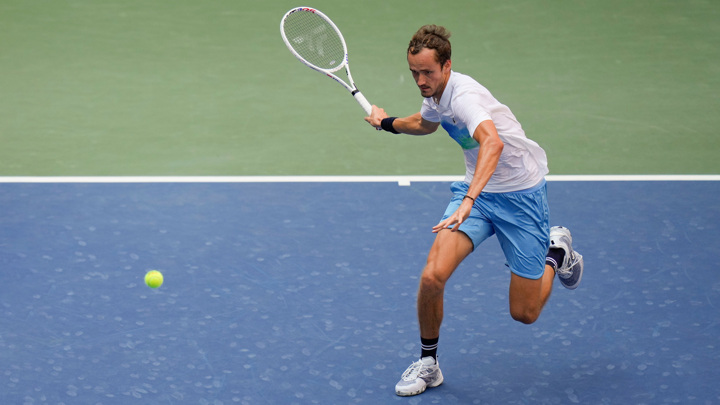 Теннисист Медведев засунул голову в морозильную камеру во время матча с Уолтоном - Новости на Вести.ru