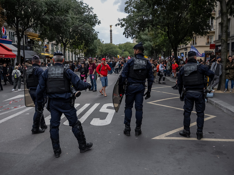 Десятки правоохранителей пострадали во время беспорядков во Франции