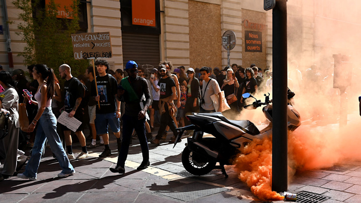 Протестующие во Франции требуют сменить бюджетные приоритеты - Новости на Вести.ru