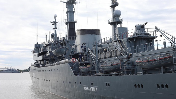 Учебный корабль "Смольный" с курсантами прибыл на Камчатку после дальнего похода - Новости на Вести.ru