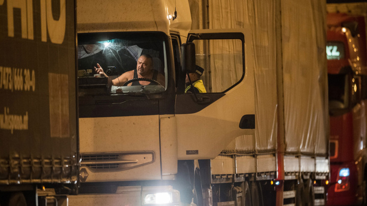 Восемьсот автомобилей находится в очереди на Крымский мост - Новости на Вести.ru