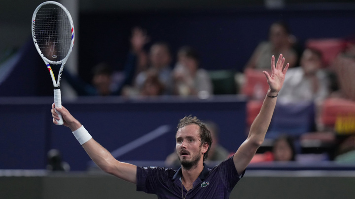 Daily Express: матч Медведева и де Минаура был прерван из-за кричащей болельщицы - Новости на Вести.ru