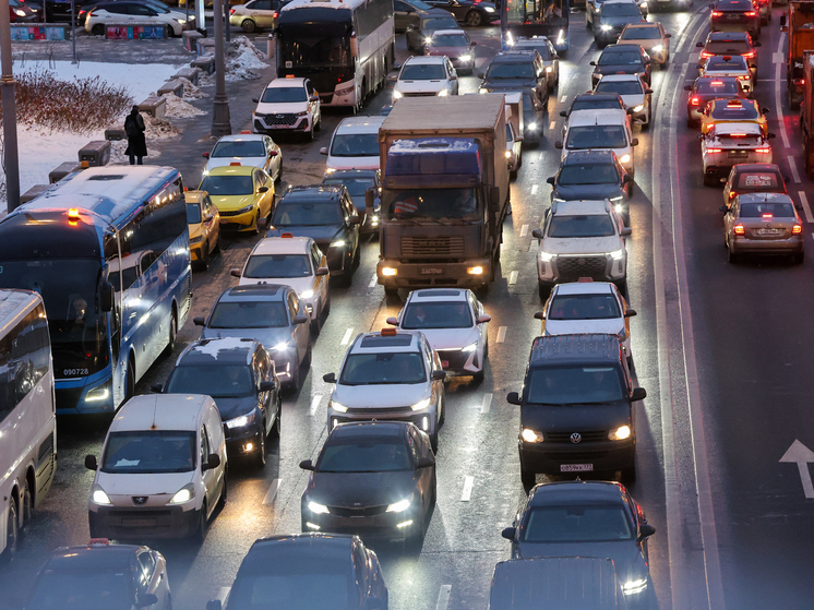 Московским автомобилистам порекомендовали воспользоваться метро из-за дождя